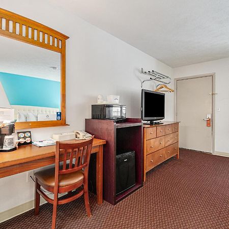 ฮาวเวิร์ด จอห์นสัน บาย วินด์แฮม ทราเวิร์สซิตี้ Hotel ภายนอก รูปภาพ