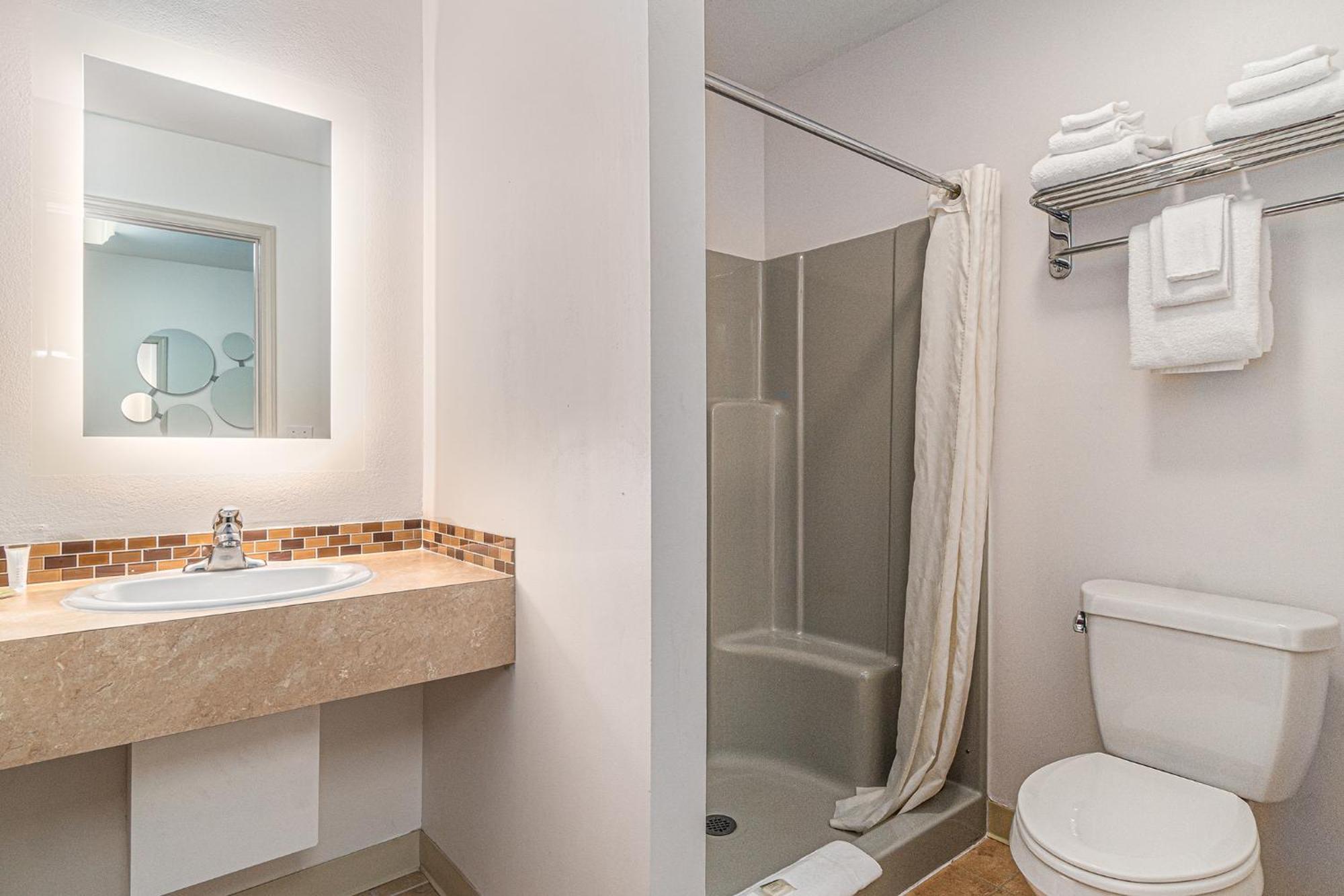 ฮาวเวิร์ด จอห์นสัน บาย วินด์แฮม ทราเวิร์สซิตี้ Hotel ภายนอก รูปภาพ