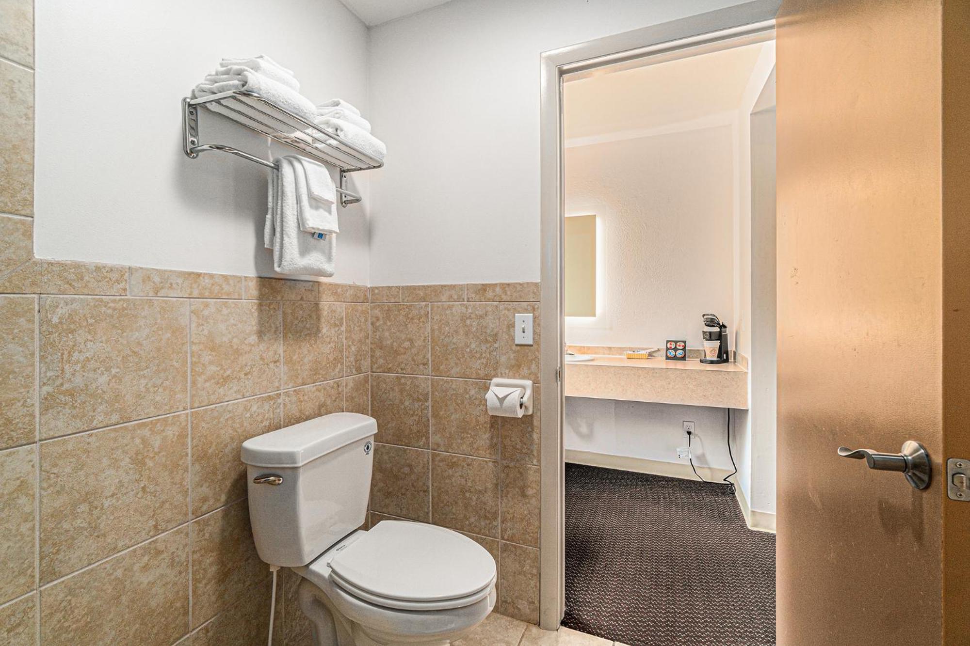 ฮาวเวิร์ด จอห์นสัน บาย วินด์แฮม ทราเวิร์สซิตี้ Hotel ภายนอก รูปภาพ